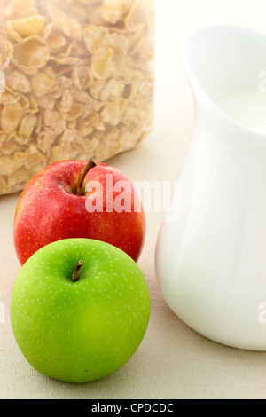 Délicieux et sain de sucre emballés Frosted Flakes et pot de lait Banque D'Images