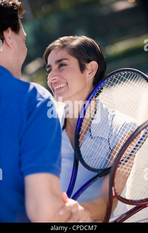 Couple playing tennis Banque D'Images