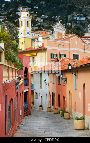 Rue de Villefranche-sur-Mer, Côte d'Azur, France avec le clocher de l'église St-Michel Banque D'Images