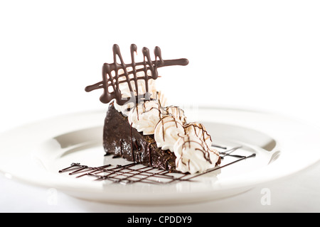 Gâteau Sacher de crème fouettée et de chocolat isolated on white Banque D'Images