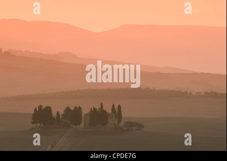 L'aube à Penella, une ferme entourée de cyprès et les collines du Val d'Orcia, près de Pienza, Toscane, Italie, Europe Banque D'Images