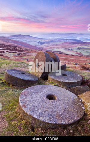 Stanage Edge wheelstones (meules) et l'hiver glacial de lande lever du soleil, parc national de Peak District, Derbyshire, Angleterre, RU Banque D'Images