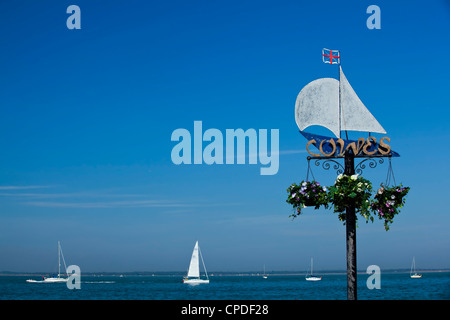 Voiliers sur le Solent, Cowes, île de Wight, Angleterre, Royaume-Uni, Europe Banque D'Images