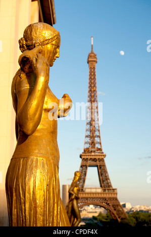 Des statues de Palais de Chaillot et la Tour Eiffel, Paris, France, Europe Banque D'Images