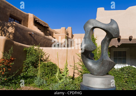 La migration sculptureby Allan Houser à l'extérieur du Musée de l'Art, Santa Fe, Nouveau Mexique, États-Unis d'Amérique, Amérique du Nord Banque D'Images