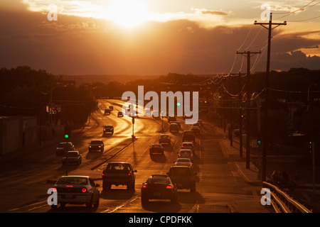 Coucher de soleil sur l'Avenida Boulevard, Albuquerque, Nouveau Mexique, États-Unis d'Amérique, Amérique du Nord Banque D'Images