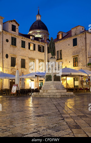 La place Gunduliceva Poljana la nuit avec le dôme de la Cathédrale, Vieille Ville, Dubrovnik, Croatie, Europe Banque D'Images