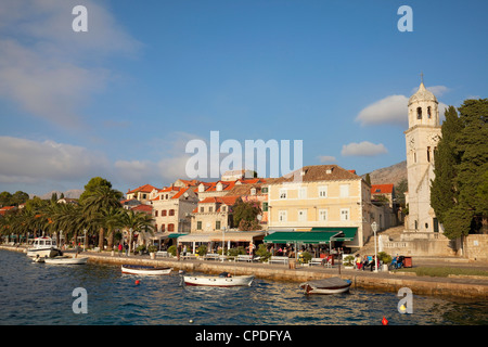 Bateau de pêche traditionnel et le bord de mer, Dubrovnik, Dalmatie, Croatie, Europe Banque D'Images