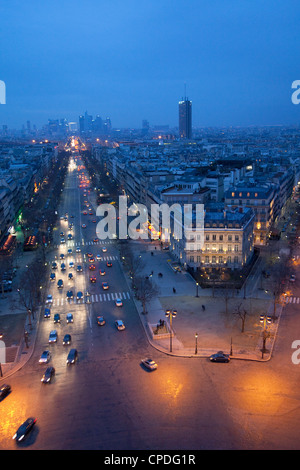 Avenue de la Grande Armée pendant la nuit avec la défense dans la distance de l'Arc de Triomphe, Paris, France, Europe Banque D'Images