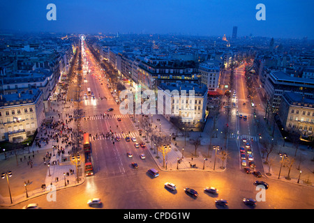 Les Champs Elysées la nuit de l'Arc de Triomphe, Paris, France, Europe Banque D'Images