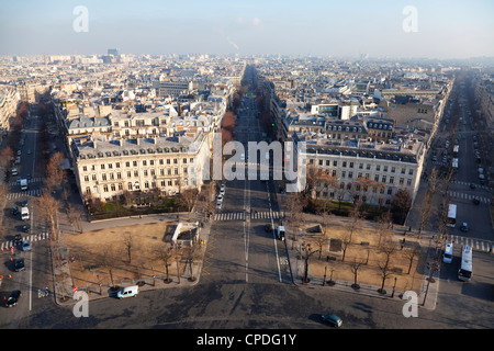 Avenue de Wagram entre le haut de l'Arc de Triomphe, Paris, France, Europe Banque D'Images