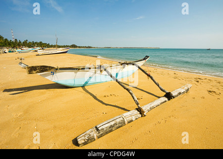 Style ancien bateau de pêche à balancier, d'Arugam Bay, Province Orientale, au Sri Lanka Banque D'Images