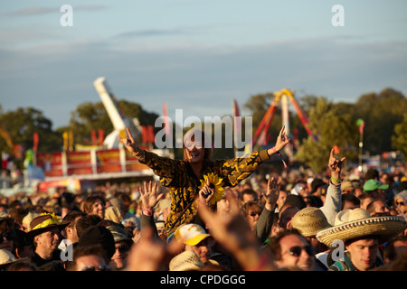 Fille en foule sur les épaules des cris et acclamations à un festival de musique Banque D'Images