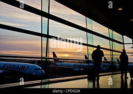 Passagers attendent dans l'aube lumière à bord d'un vol Ryanair à l'aéroport de Dublin Banque D'Images