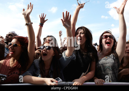 Foule cheering in front row à un festival de musique Banque D'Images