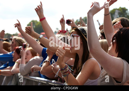 Foule cheering in front row à un festival de musique Banque D'Images