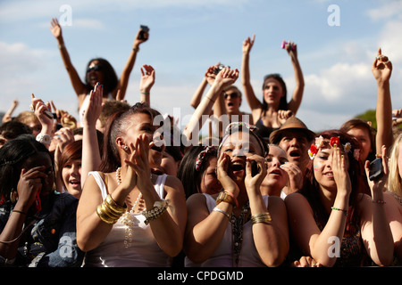 Foule cheering in front row à un festival de musique Banque D'Images