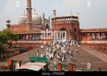 Les gens de quitter le Jama Masjid (mosquée du vendredi) après la prière du vendredi, Old Delhi, Delhi, Inde, Asie Banque D'Images