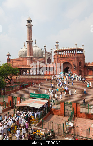 Les gens de quitter le Jama Masjid (mosquée du vendredi) après la prière du vendredi, Old Delhi, Delhi, Inde, Asie Banque D'Images