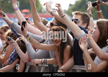 Foule cheering in front row à un festival de musique Banque D'Images