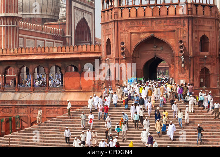 Les gens de quitter le Jama Masjid (mosquée du vendredi) après la prière du vendredi, Old Delhi, Delhi, Inde, Asie Banque D'Images