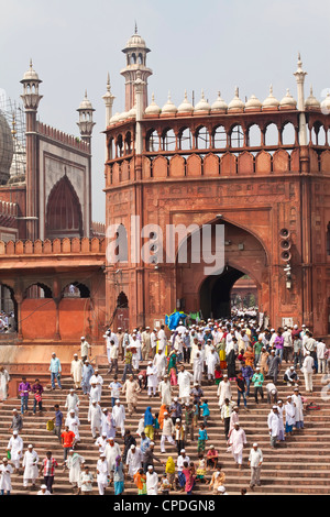 Les gens de quitter le Jama Masjid (mosquée du vendredi) après la prière du vendredi, Old Delhi, Delhi, Inde, Asie Banque D'Images