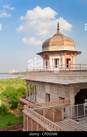 Taj Mahal, site du patrimoine mondial de l'UNESCO, de l'autre côté de la Jumna (new) de la rivière le Fort Rouge, Agra, Uttar Pradesh, Inde, Asie Banque D'Images