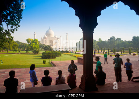 Taj Mahal, UNESCO World Heritage Site, vus à travers une voûte en pierre décorative, Agra, Uttar Pradesh, Inde, Asie Banque D'Images