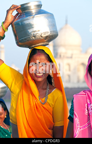 Femme portant de l'eau pot sur sa tête en face de l'hôtel Taj Mahal, Agra, Uttar Pradesh, Inde, Asie Banque D'Images