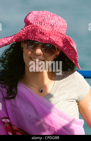 Jeune femme libanaise profitant d'un voyage en bateau au large de la côte de Tripoli (Trablous), au nord du Liban. Banque D'Images