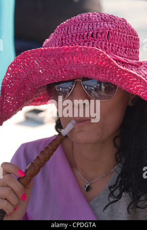 Jeune femme libanaise bénéficiant d''un narguilé (chicha, aka Hubbly bubbly, hooka) sur un voyage en bateau au large de la côte de Tripoli Banque D'Images