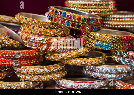 À vendre à braclets colorés un magasin à Jaipur, Rajasthan, Inde, Asie Banque D'Images