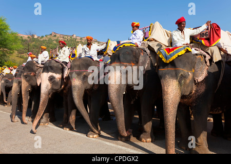 Les touristes en attente d'éléphants à l'Amber Fort près de Jaipur, Rajasthan, Inde, Asie Banque D'Images