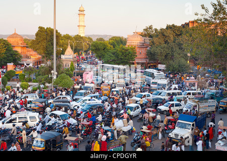 La congestion du trafic et la vie de la rue dans la ville de Jaipur, Rajasthan, Inde, Asie Banque D'Images