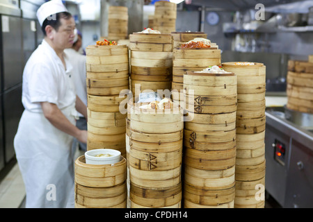 Dim sum préparation dans un restaurant de cuisine à Hong Kong, Chine, Asie Banque D'Images