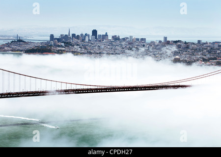 Golden Gate Bridge et l'horizon de San Francisco flottant au-dessus du brouillard sur un jour brumeux de San Francisco, Californie, USA Banque D'Images