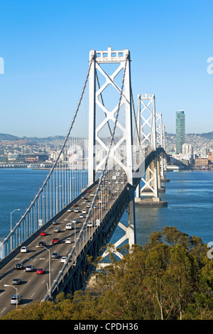 Oakland Bay Bridge et sur les toits de la ville, San Francisco, Californie, États-Unis d'Amérique, Amérique du Nord Banque D'Images