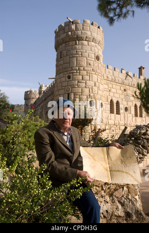 M. Moussa avec ses plans de la petite enfance d'origine pour son château de rêve, Moussa Château en arrière-plan, près de Deir Al-Qamar, montagnes du Chouf, au Liban. Banque D'Images