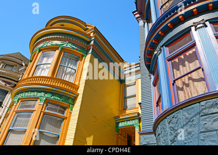 Maisons victoriennes peintes de couleurs vives dans le quartier de Haight-Ashbury à San Francisco, Californie, USA Banque D'Images