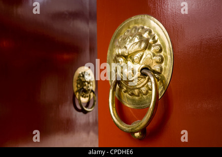 Anses en forme de Lion sur la porte d'un Hutong de Beijing, Chine Banque D'Images