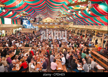 Hall de bière à la fête de la bière de Stuttgart, Cannstatter Wasen, Stuttgart, Germany, Europe Banque D'Images