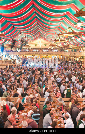 Hall de bière à la fête de la bière de Stuttgart, Cannstatter Wasen, Stuttgart, Germany, Europe Banque D'Images