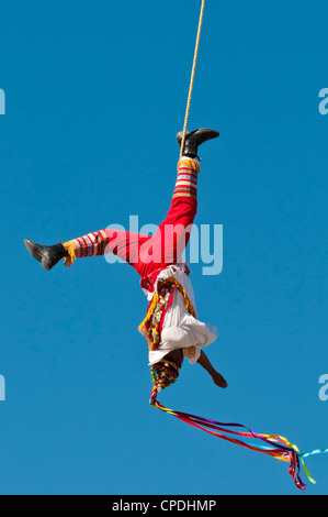 Voladores de Papantla hommes volants, sur le Malecon, Puerto Vallarta, Jalisco, Mexique, Amérique du Nord Banque D'Images