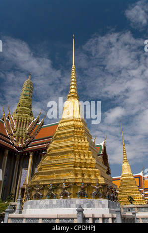 Chedi doré, Wat Phra Kaeo Complex (complexe du Grand Palais), Bangkok, Thaïlande, Asie du Sud-Est, Asie Banque D'Images