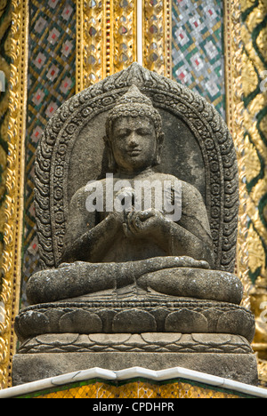 Statue de Bouddha assis, Wat Phra Kaeo Complex (complexe du Grand Palais), Bangkok, Thaïlande, Asie du Sud-Est, Asie Banque D'Images