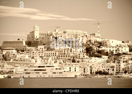 L'Espagne, Îles Baléares, Ibiza, vue de la vieille ville d'Ibiza (UNESCO site), et de Dalt Vila Banque D'Images