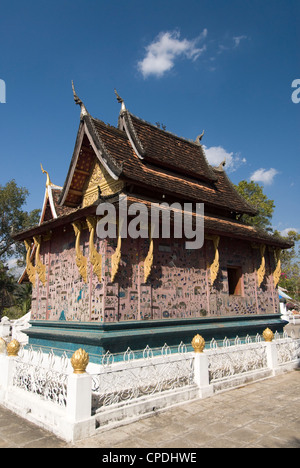 Bouddha couché de culte (chapelle rouge), le Wat Xieng Thong, Luang Prabang, Laos, Indochine, Asie du Sud-Est, l'Asie Banque D'Images