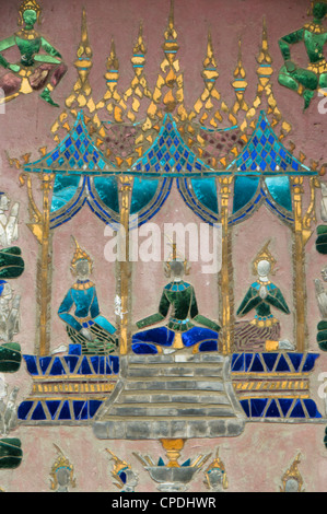 Mosaïques miroir, Bouddha couché de culte (chapelle rouge), le Wat Xieng Thong, Luang Prabang, Laos, Indochine, Asie du Sud-Est, l'Asie Banque D'Images