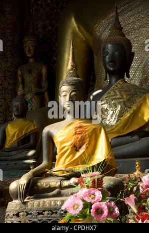 Bouddhas assis dans le temple principal, le VAT Xieng Thong, Luang Prabang, Laos, Indochine, Asie du Sud-Est, l'Asie Banque D'Images