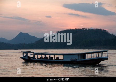 River Boat sur le Mékong au coucher du soleil, Luang Prabang, Laos, Indochine, Asie du Sud, Asie Banque D'Images